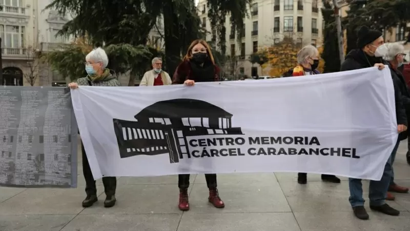 Varias personas sostienen una pancarta que reclama la construcción de un centro para la memoria histórica en la antigua cárcel de Carabanchel, en una manifestación por los derechos de las víctimas del franquismo frente al Congreso de los Diputados, a 10 d
