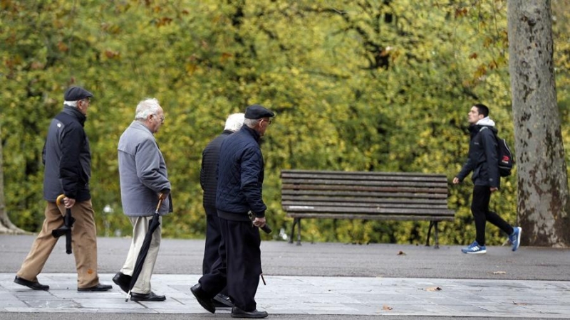 Pensionistas y jubilados pasean en un parque en Bilbao, en una imagen de archivo. EFE/Luis Tejido