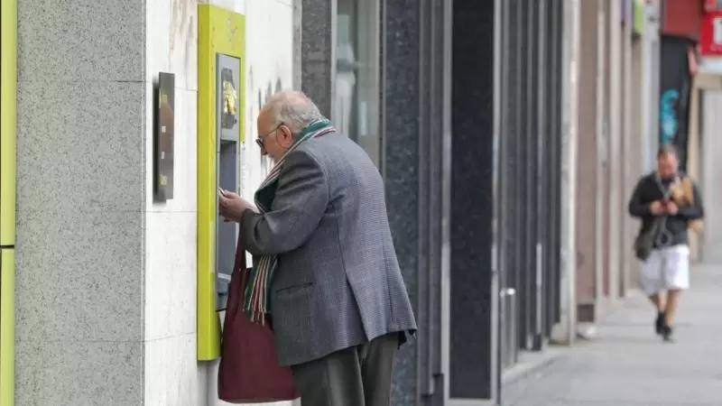 Un anciano saca dinero de un cajero en Madrid (España), a 15 de marzo de 2020. Jesús Hellín / Europa