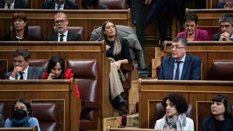 Míriam Nogueras, portavoz de Junts per Catalunya en el Congreso de los diputados, rodeada de otros parlamentarios durante la sesión de investidura. Alejandro Martínez Vélez / Europa Press