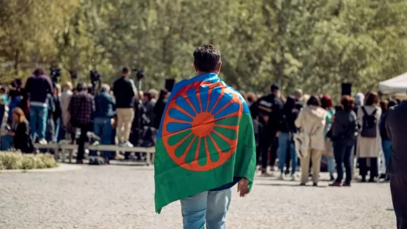 Una persona con una bandera gitana a su espalda durante el acto conmemorativo del Día Internacional del Pueblo Gitano el 13 de abril de 2023. Gabriel Luengas / Europa Press