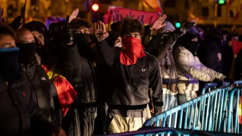 Varios manifestantes cantan el Cara al Sol y realizan el saludo fascista en una protesta en la calle Ferraz, a 9/11/2023. - Alejandro Martínez Vélez / Europa Press.