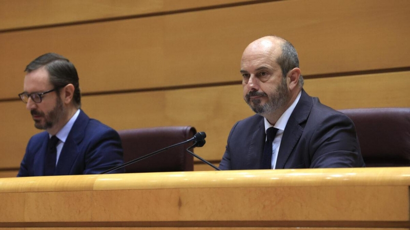El presidente del Senado, Pedro Rollán,  junto con Javier Maroto, durante el pleno que este miércoles celebra la Cámara Alta. EFE/ Zipi Aragón