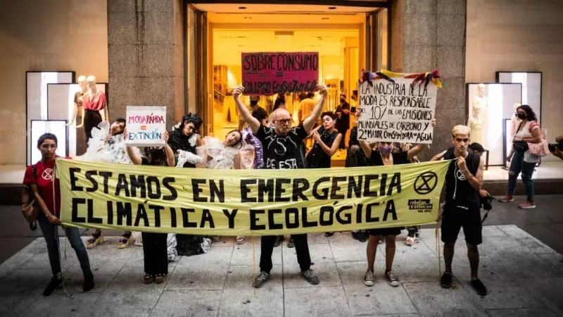 Miembros del movimiento ambiental global Extinción Rebelión participan en una protesta frente a la tienda de ropa Zara contra la industria de la moda rápida, la segunda industria más contaminante del mundo, a 22 de diciembre de 2021 en Buenos Aires. Alejo