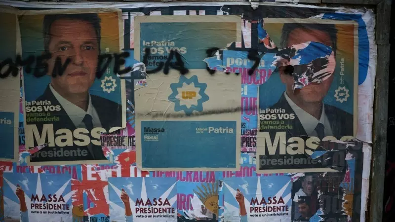 Carteles de Sergio Massa, candidato a la presidencia de Argentina por Unión por la Patria, de tendencia peronista, derrotado por el ultraderechista Javier Milei. REUTERS/Agustin Marcarian