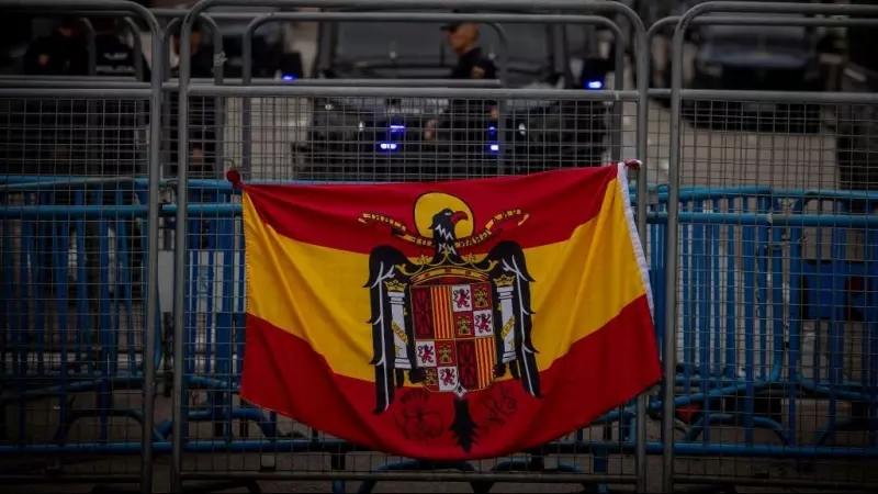 Una bandera franquista colgada en una valla durante una manifestación contra la investidura de Pedro Sánchez, el pasado 15 de noviembre en Madrid. Juan Barbosa / EUROPA PRESS