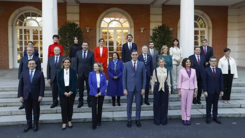 El presidente del Gobierno, Pedro Sánchez, posa en el Palacio de La Moncloa junto a los nuevos ministros y ministras este 22 de noviembre de 2023.