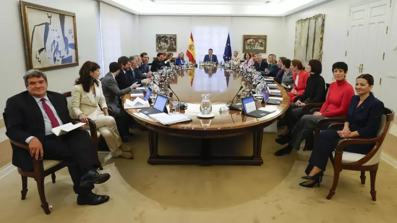 Los 22 ministros y ministras han posado ya sentados en la gran mesa oval del Consejo de Ministros en cuya cabecera se ha situado el presidente Pedro Sánchez.