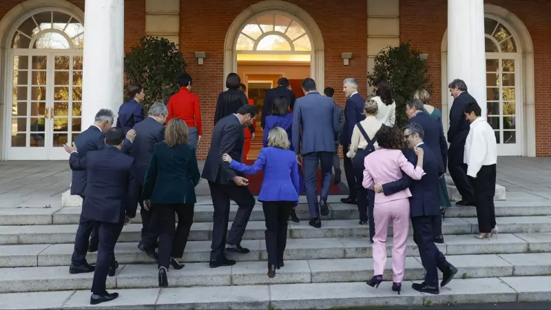 El presidente del Gobierno, Pedro Sánchez junto a su nuevo ganinete tras posar para la foto de familia antes del primer Consejo de Ministros de la XV legislatura este 22 de noviembre de 2023.