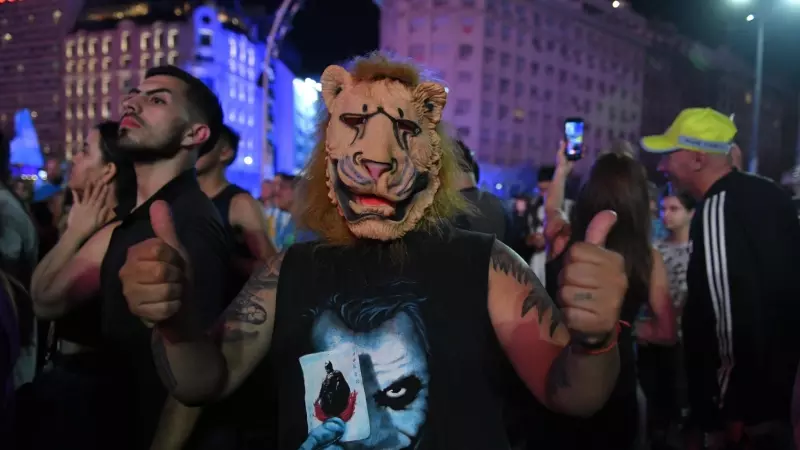 Simpatizantes del presidente electo de Argentina, Javier Milei, celebran en las calles su victoria en las elecciones contra el peronista Sergio Massa este 19 de noviembre de 2023.