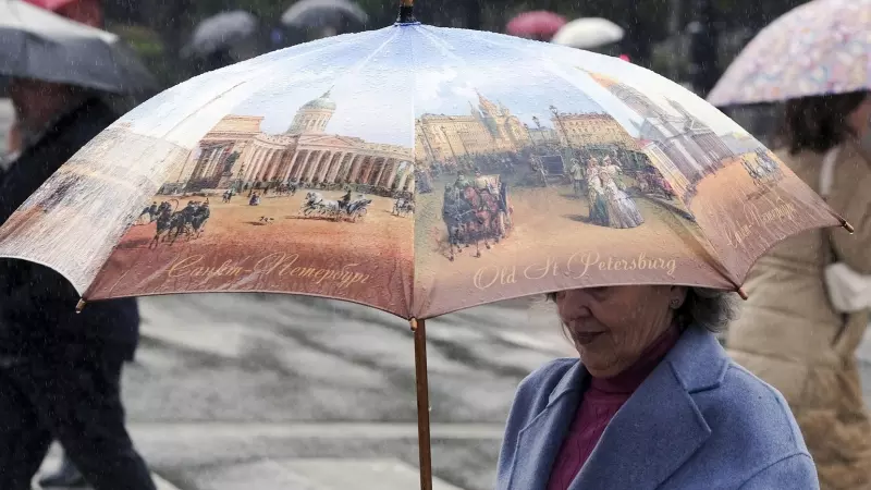 22-11-Una mujer se protege de la lluvia caía en Oviedo, a 20 de noviembre de 2023.