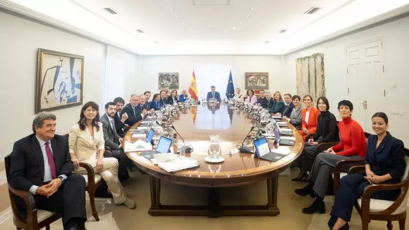 El presidente del Gobierno, Pedro Sánchez (c), preside la primera reunión de Consejo de Ministros de la XV legislatura, en el Palacio de la Moncloa, a 22 de noviembre de 2023, en Madrid