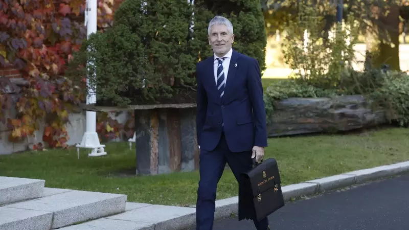 El ministro del Interior, Fernando Grande-Marlaska, a su llegada ese miércoles al Palacio de La Moncloa para asistir al primer Consejo de Ministro.