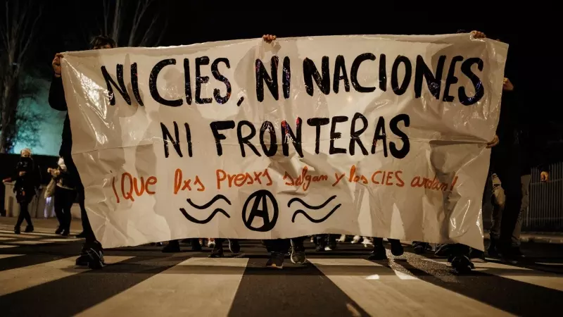 Un grupo de personas participa en una marcha contra el Centro de Internamiento de Extranjeros (CIE) de Aluche, a 30 de diciembre de 2021, en Madrid, (España).