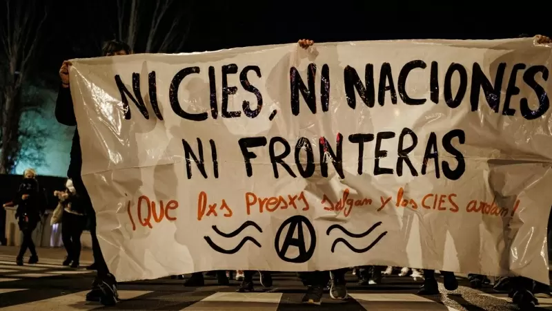 Un grupo de personas participa en una marcha contra el Centro de Internamiento de Extranjeros (CIE) de Aluche, a 30 de diciembre de 2021, en Madrid, (España).