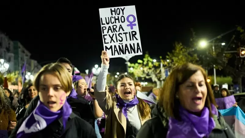 Una mujer sostiene una pancarta durante una manifestación contra las violencias machistas, a 25 de noviembre de 2022, en Santander, Cantabria (España).