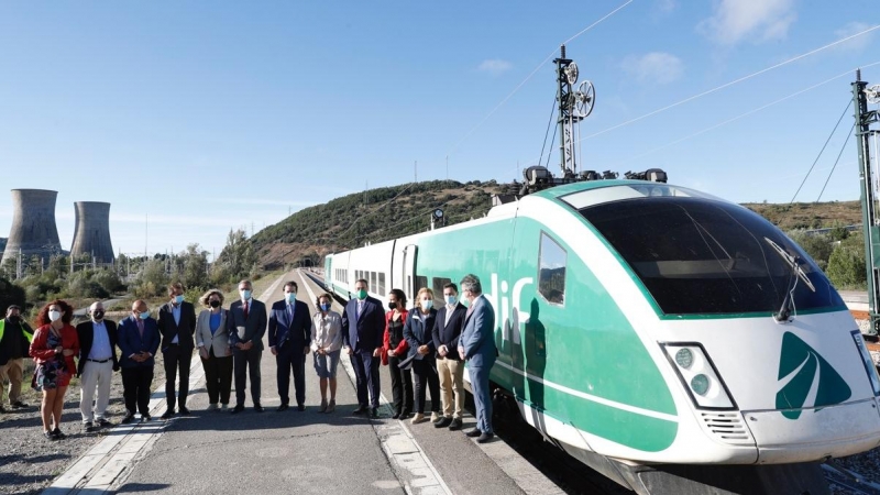 Visita de Adrián Barbón, presidente del Principado de Asturias al primer tren de la variante de Pajares