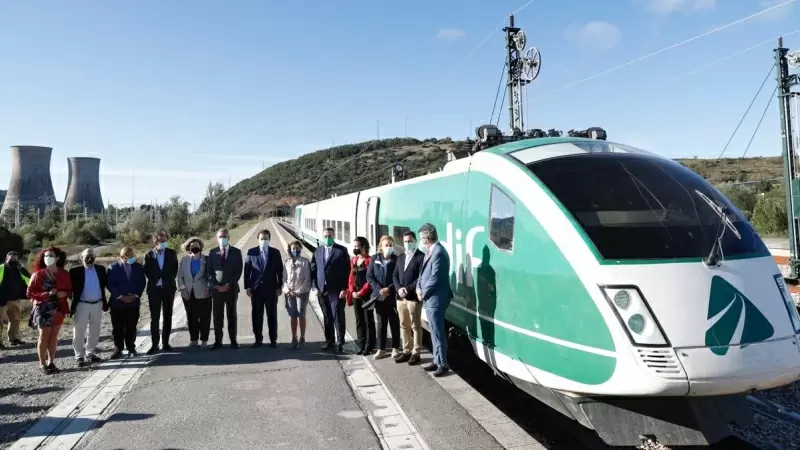 Visita de Adrián Barbón, presidente del Principado de Asturias al primer tren de la variante de Pajares