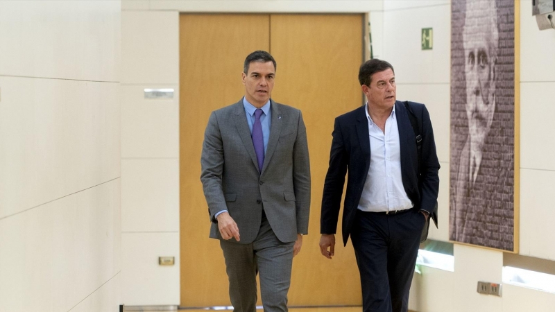 El presidente del Gobierno en funciones, Pedro Sánchez (i), y el diputado del PSOE, Xosé Ramón Gómez Besteiro (d), a su llegada para recibir al diputado de BNG durante su ronda de contactos, a 10 de octubre de 2023.