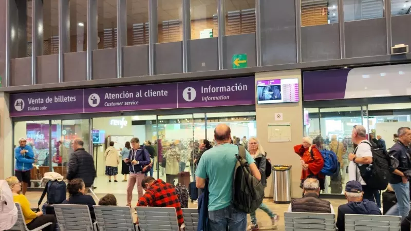 Viajeros esperando a ser atendidos en atención al cliente de Renfe en la Estación de Santa Justa, a 23 de octubre de 2023, en Sevilla