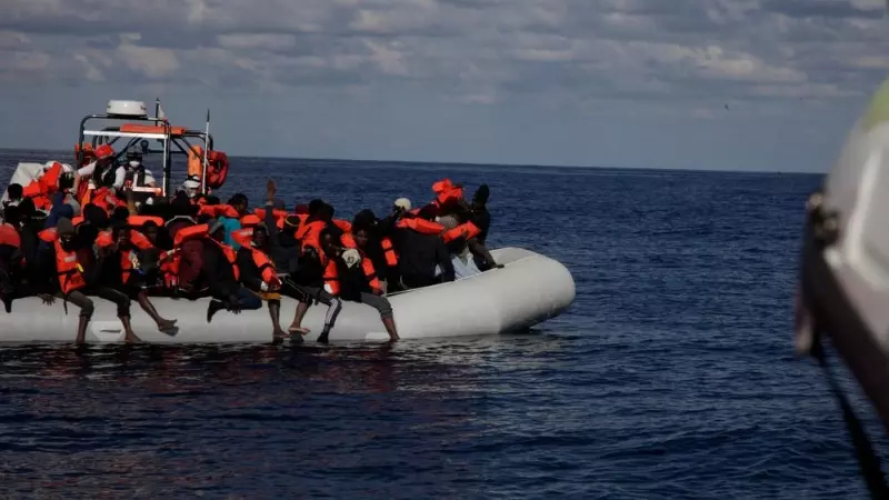 Una embarcación con migrantes antes de ser rescatado por los equipos de Médicos Sin fronteras en el Mediterráneo central.