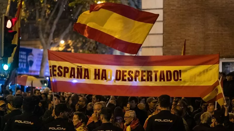 Decenas de personas durante una manifestación contra la amnistía frente a la sede del PSOE en Ferraz, a 20 de noviembre de 2023.