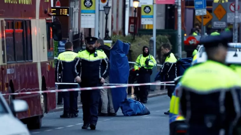 Agentes de la Policía trabajan cerca del lugar de un presunto apuñalamiento en Dublín, a 23 de noviembre de 2023.