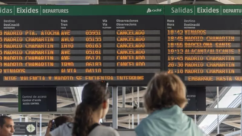 Un panel de viajes cancelados de la estación de ave Joaquín Sorolla, en València, a 13 de octubre de 2023.