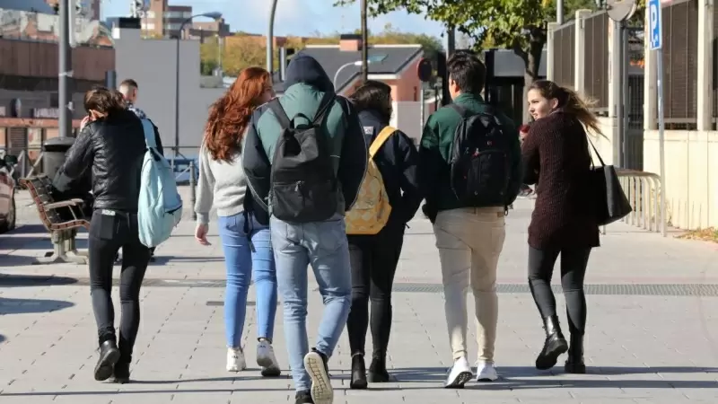 Jóvenes abrigados pasean durante un día de viento por Madrid, a 8 de noviembre de 2019.