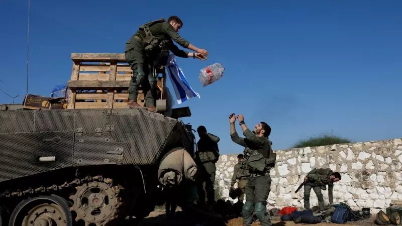 Soldados israelíes descargan un tanque durante la tregua acordada entre Israel y Hamás este 24 de noviembre de 2023.