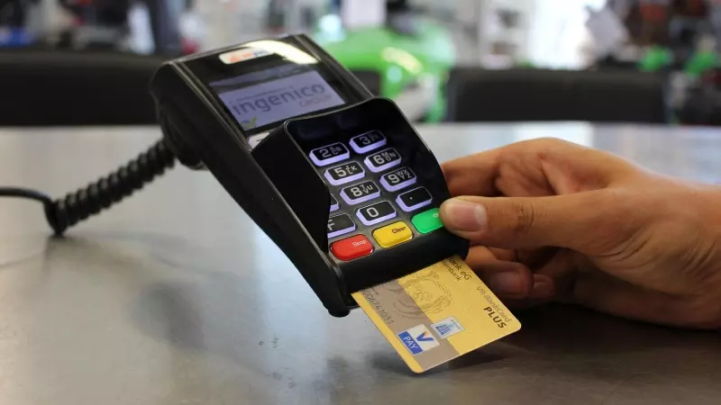 La caída de la plataforma Redsys en España ha provocado fallos en el pago con tarjeta, datáfono, cajeros y Bizum.