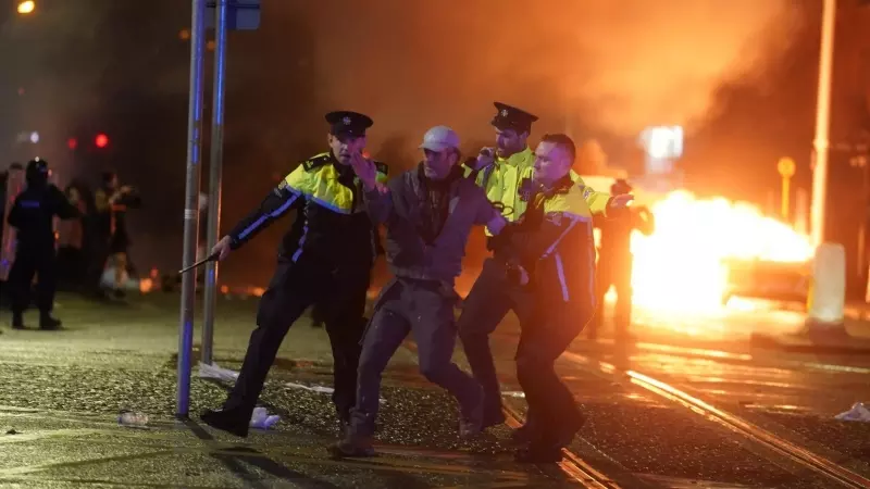 La policía arresta a un manifestante en Dublín (Irlanda) durante las protestas posteriores al apuñalamiento de cinco personas.