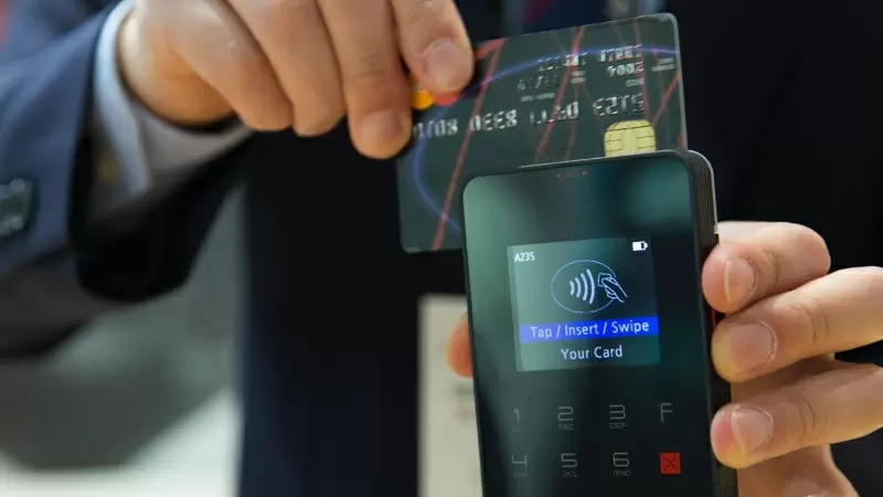 Una persona efectúa un pago con tarjeta a través de un datáfono, a 22/2/2017