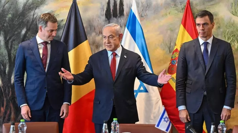 El presidente del Gobierno Pedro Sánchez y el primer ministro belga, Alexander de Croo, escuchan a un mando militar israelí que les relata lo que ocurrió en el kibutz de Be'eri el 7 de octubre.