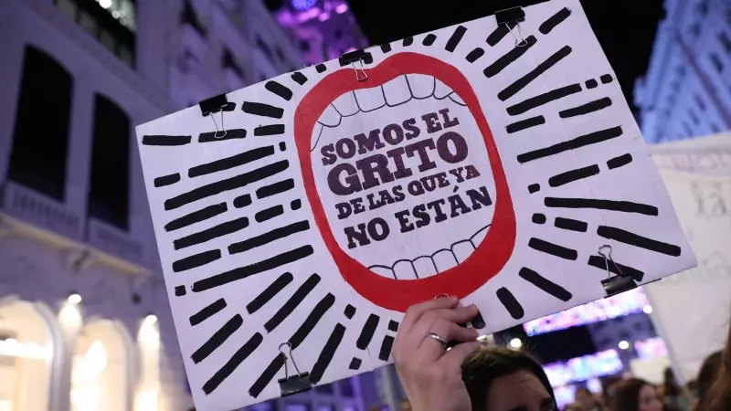 Una pancarta durante una manifestación contra las violencias machistas, 25 de noviembre de 2022, en Madrid (España).