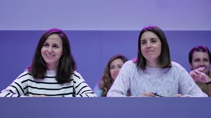 La secretaria general de Podemos, Ione Belarra, e Irene Montero, durante el Consejo Ciudadano Estatal del partido, en Madrid, a 25/11/2023