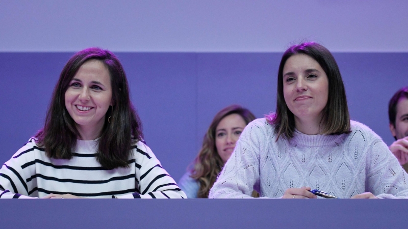La secretaria general de Podemos, Ione Belarra, e Irene Montero, durante el Consejo Ciudadano Estatal del partido, en Madrid, a 25/11/2023