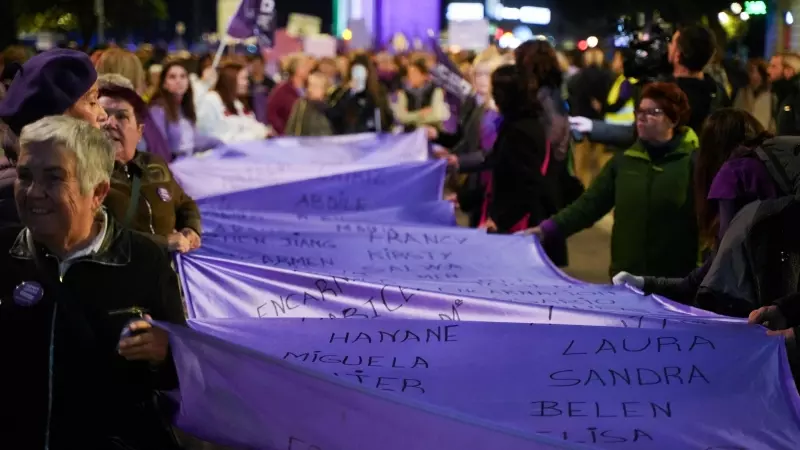 Decenas de mujeres portan carteles, durante la marcha contra la violencia hacia las mujeres, en València, a 25/11/2023