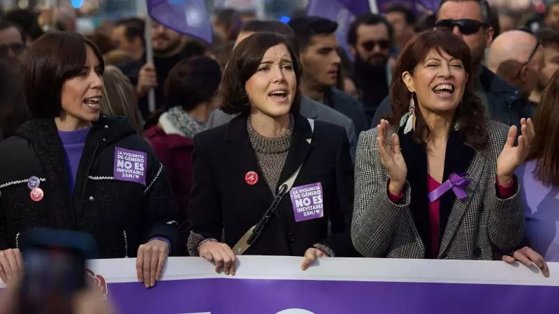 La ministra de Ciencia, Diana Morant; la secretaria de igualdad del PSOE, Andrea Fernández; y la ministra de Igualdad, Ana Redondo, durante una manifestación por el 25N, en Madrid, a 25/11/2023