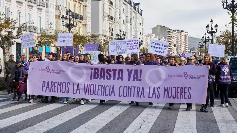 Decenas de personas durante una manifestación contra la violencia contra las mujeres, a 25/11/2023, en Santander.