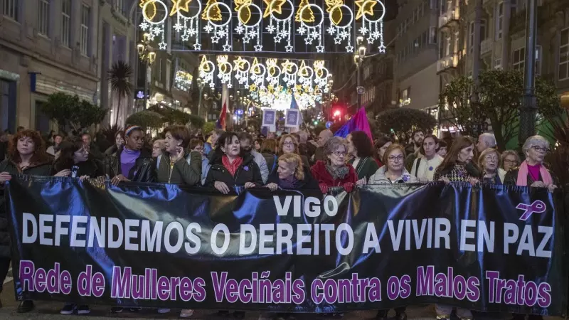 Decenas de personas salieron a la calle este sábado en Vigo para conmemorar el Día Internacional contra la Violencia de Género.