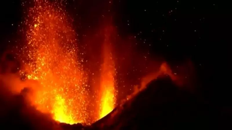 La erupción del volcán Etna se convierte en todo un espectáculo con su ladera nevada