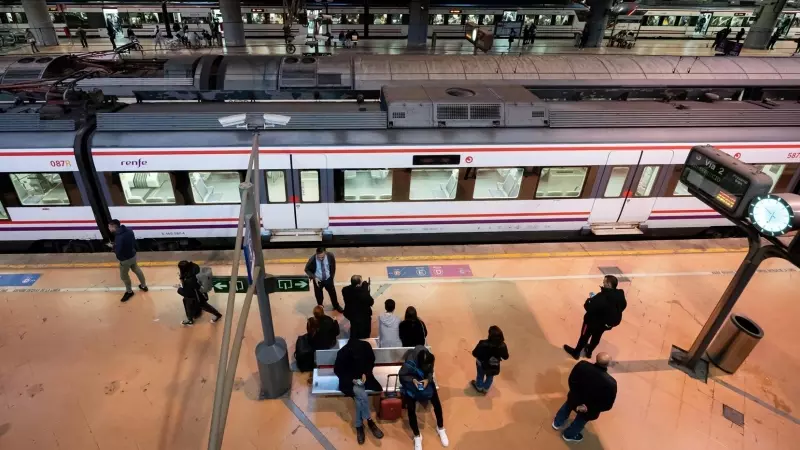 Varias personas esperan en la estación de tren de Puerta de Atocha-Almudena Grandes, a 26 de noviembre de 2023, en Madrid.