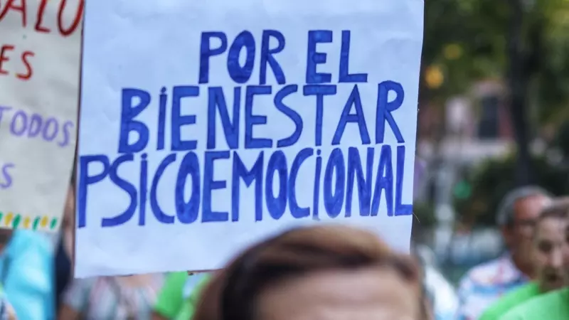 Manifestante sostiene un cartel durante una marcha por la salud mental como derecho universal con un recorrido de Atocha a Cibeles, a 10 de octubre de 2023, en Madrid (España).