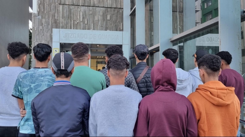 Los 12 menores tutelados por Canarias, en la puerta del juzgado de Las Palmas para denunciar agresiones de los trabajadores de su centro de acogida, el pasado viernes.