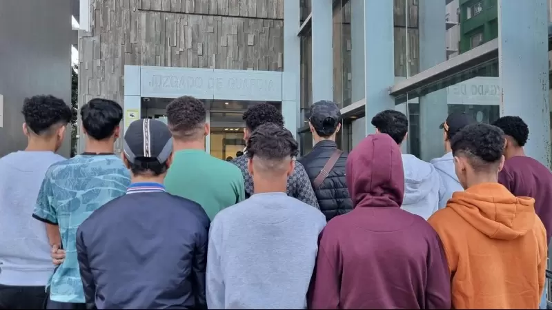 Los 12 menores tutelados por Canarias, en la puerta del juzgado de Las Palmas para denunciar agresiones de los trabajadores de su centro de acogida, el pasado viernes.