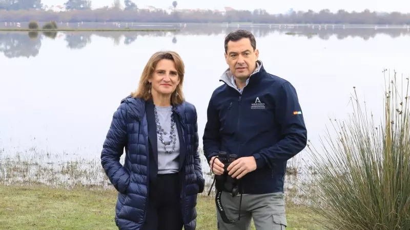 Juan Manuel Moreno Bonilla y Teresa Ribera, en Almonte, este lunes.