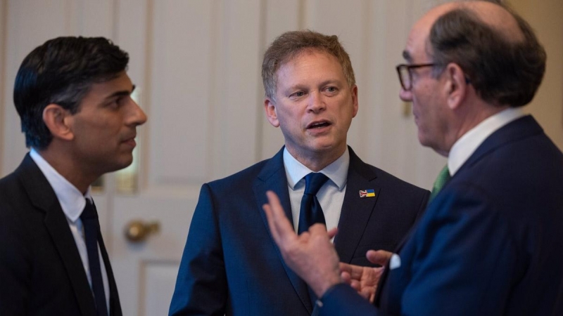 El presidente de Iberdrola (d), Ignacio Sánchez Galán, con el primer ministro britanico, Rishi Sunak (i), y el secretario de Estado de Defensa, Grant Shapps (c).