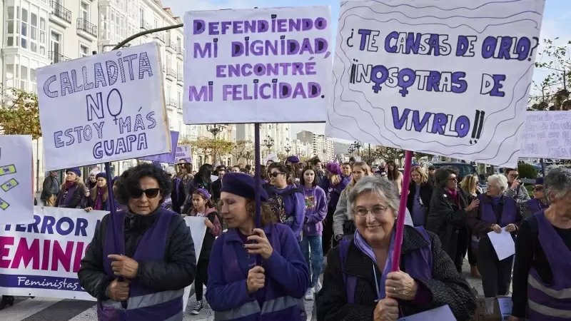 Varias personas sujetan carteles durante una manifestación contra las violencias machistas, a 25 de noviembre de 2023, en Santander.