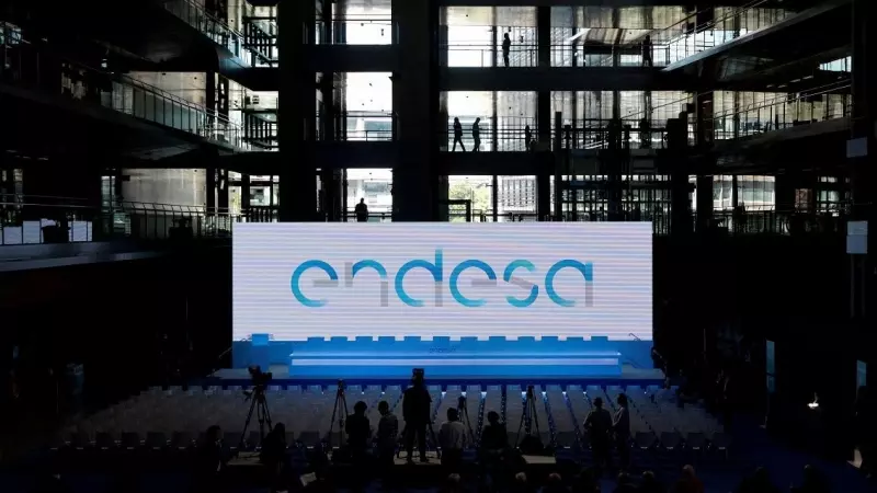 El logo de la eléctrica Endesa, en su sede en Madrid, en el escenario para la celebración de su junta de accionistas de 2016. REUTERS/Andrea Comas